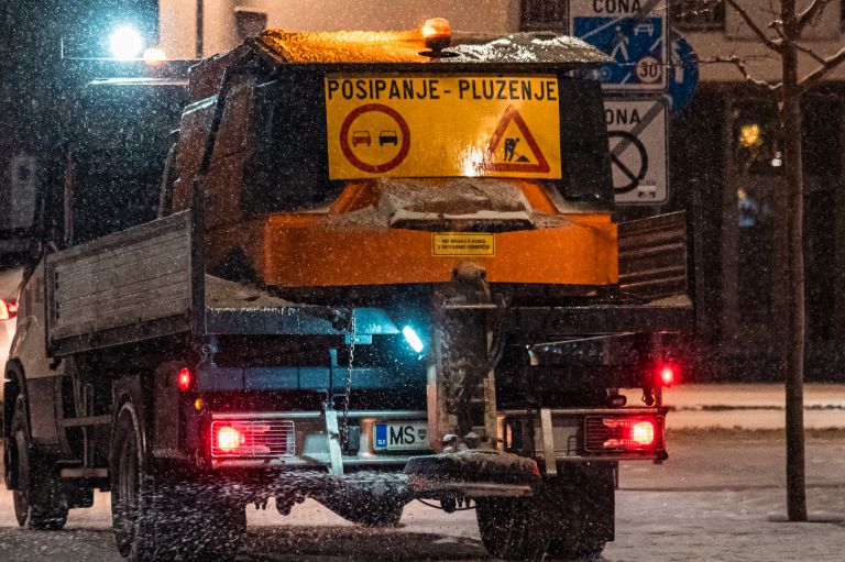 simbolična, sneg, zima, sneženje, komunala murska sobota, posipavanje, zimska-služba, soljenje