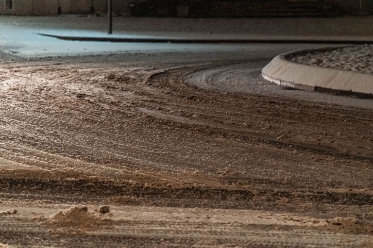 simbolična, sneg, zima, sneženje, promet, zasnežene-ceste, spolsko-cestišče, poledenele-ceste