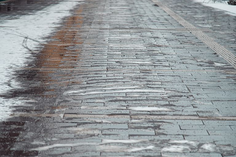 simbolična, sneg, zima, pokrajina, ulica, ljudje, snežinke, pločnik, posipina, soljenje