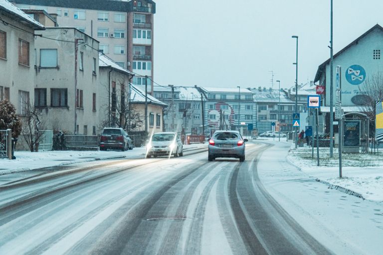 simbolična, sneg, zima, sneženje, promet, zasnežene-ceste, spolsko-cestišče, poledenele-ceste