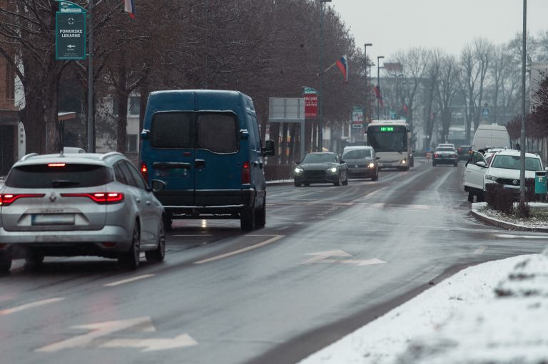 simbolična, sneg, zima, ceste, promet, zasnežene-ceste, cestišče, soljenje, posipina