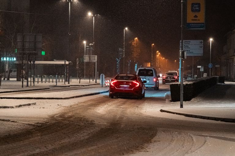 simbolična, sneg, zima, sneženje, promet, zasnežene-ceste, spolsko-cestišče, poledenele-ceste