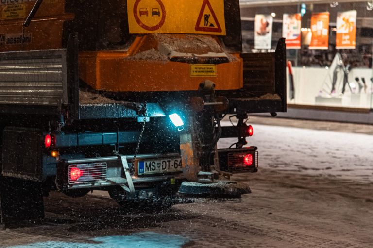 simbolična, sneg, zima, sneženje, komunala murska sobota, posipavanje, zimska-služba, soljenje
