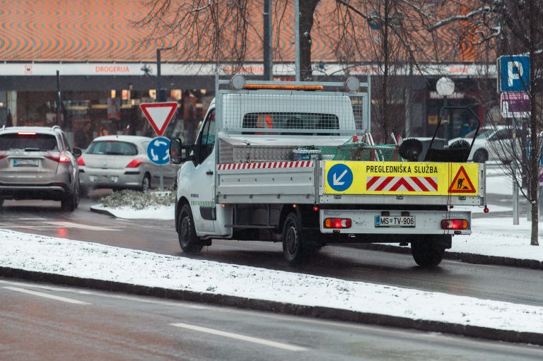 simbolična, sneg, zima, ceste, promet, zasnežene-ceste, cestišče, soljenje, posipina