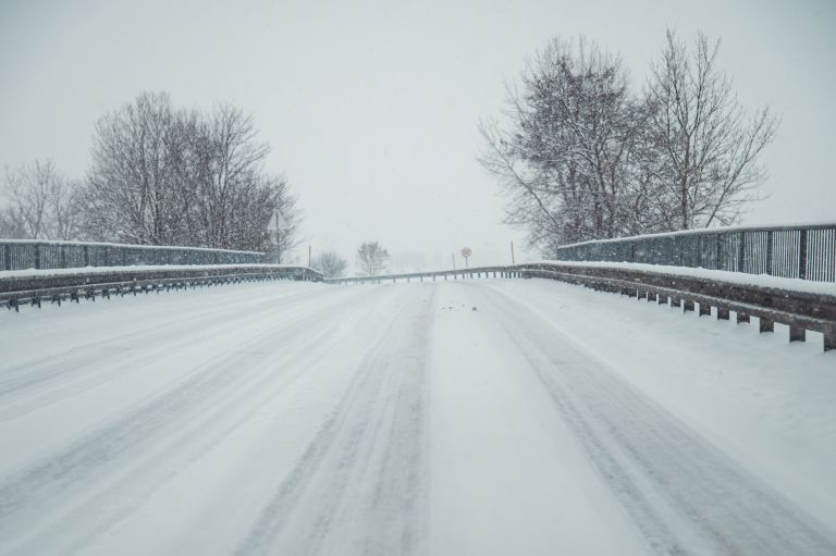 simbolična, sneg, zima, sneženje, promet, ceste, zasnežene, ledene, vožnja