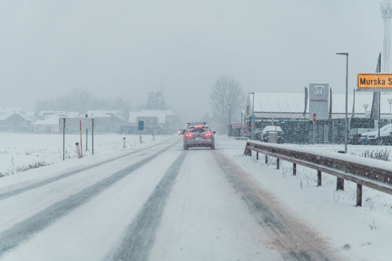 simbolična, sneg, zima, sneženje, promet, ceste, zasnežene, ledene, vožnja
