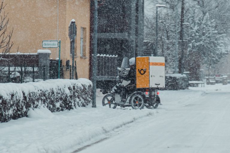 simbolična, sneg, zima, sneženje, pošta, poštar, pismonoša