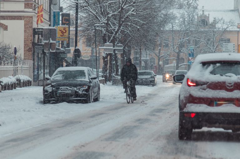 simbolična, sneg, zima, sneženje, promet, ceste, zasnežene, ledene, vožnja