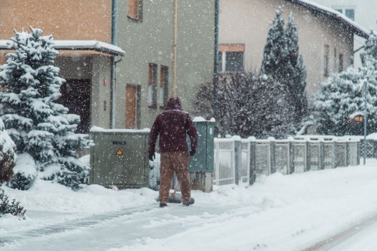 simbolična, sneg, zima, sneženje, ljudje, pluženje, kidanje, snega, snegu, pločniki, pločnik