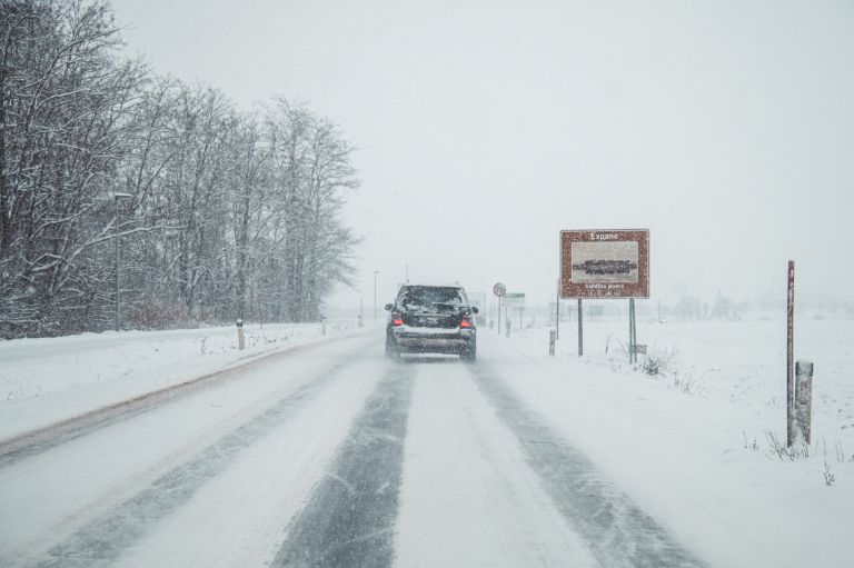 simbolična, sneg, zima, sneženje, promet, ceste, zasnežene, ledene, vožnja