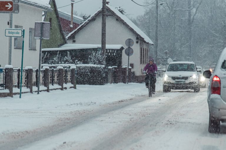 simbolična, sneg, zima, sneženje, promet, ceste, zasnežene, ledene, vožnja