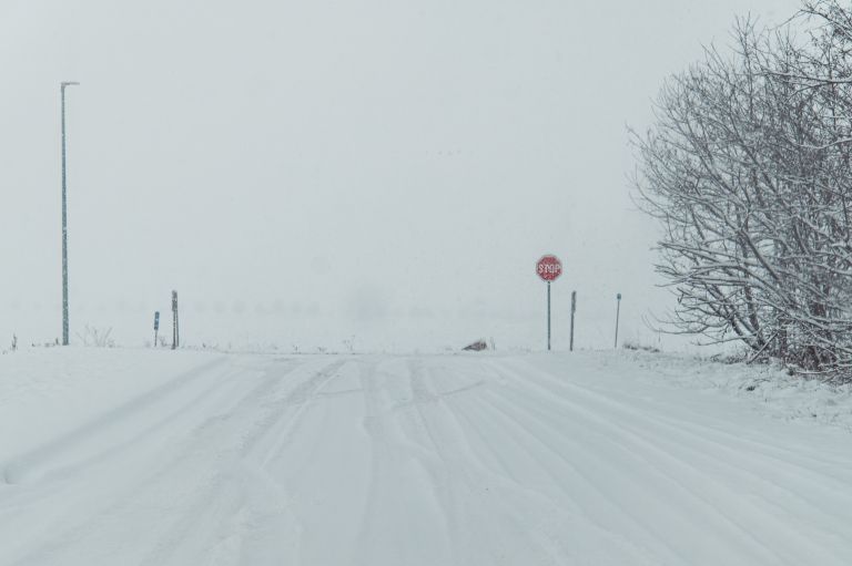 simbolična, sneg, zima, sneženje, promet, ceste, zasnežene, ledene, vožnja