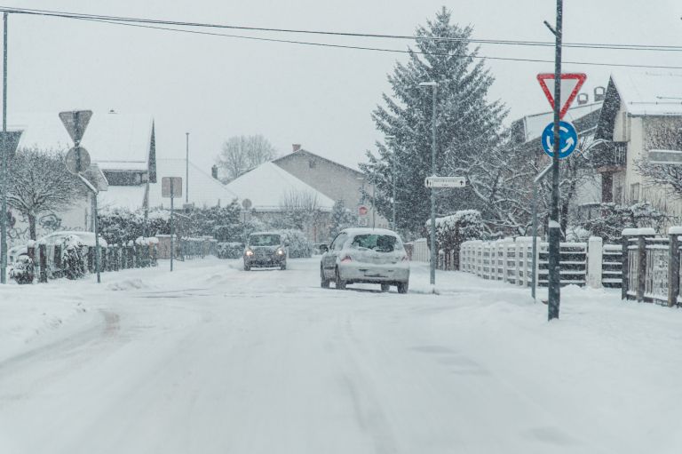 simbolična, sneg, zima, sneženje, promet, ceste, zasnežene, ledene, vožnja