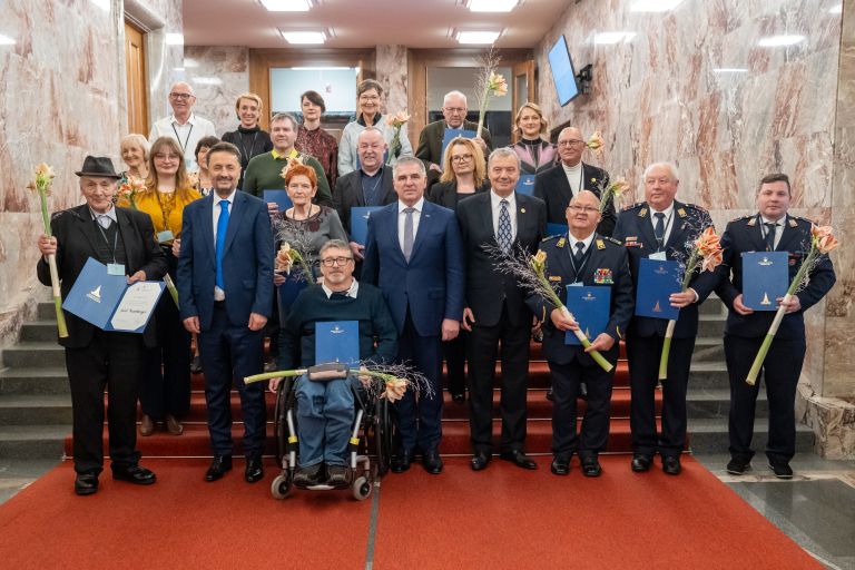 Prejemniki plaket DS RS za leto 2025 skupaj z vodstvom DS RS.jpg