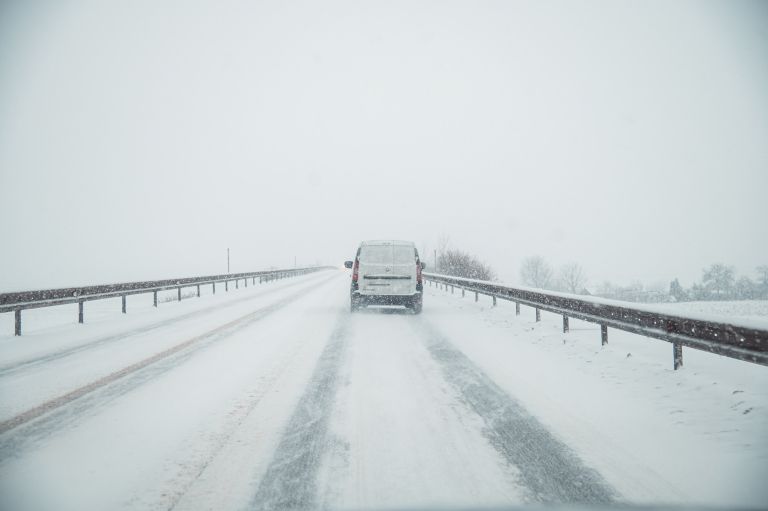 simbolična, sneg, zima, sneženje, promet, ceste, zasnežene, ledene, vožnja