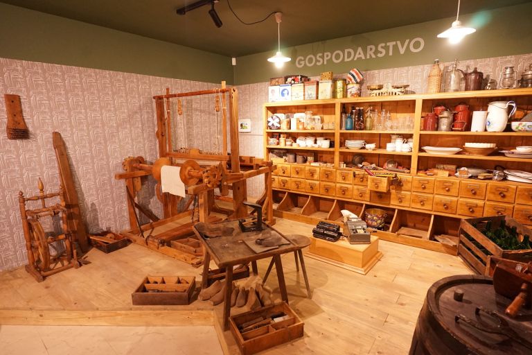 odprtje muzeja notri knjižnica mozirje.jpg