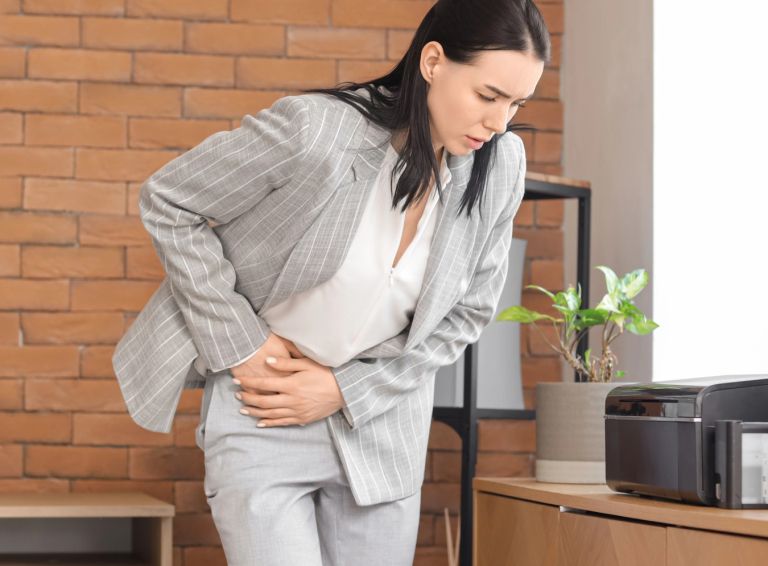 vnetje slepiča, bolečina