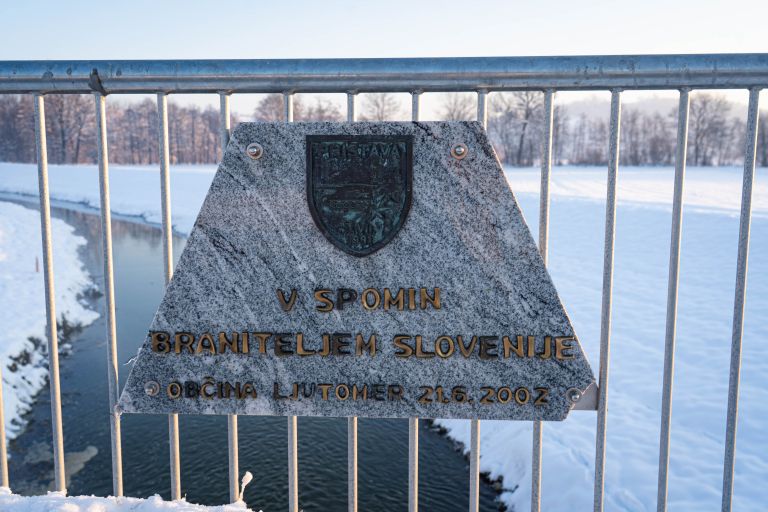 spominska-tabla, pristava