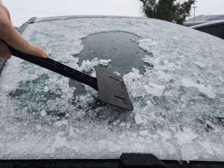 simbolična, kidanje-snega, led-na-avtu, žled, poledenel-avtomobil, zmrznjeno-vetrobransko-steklo