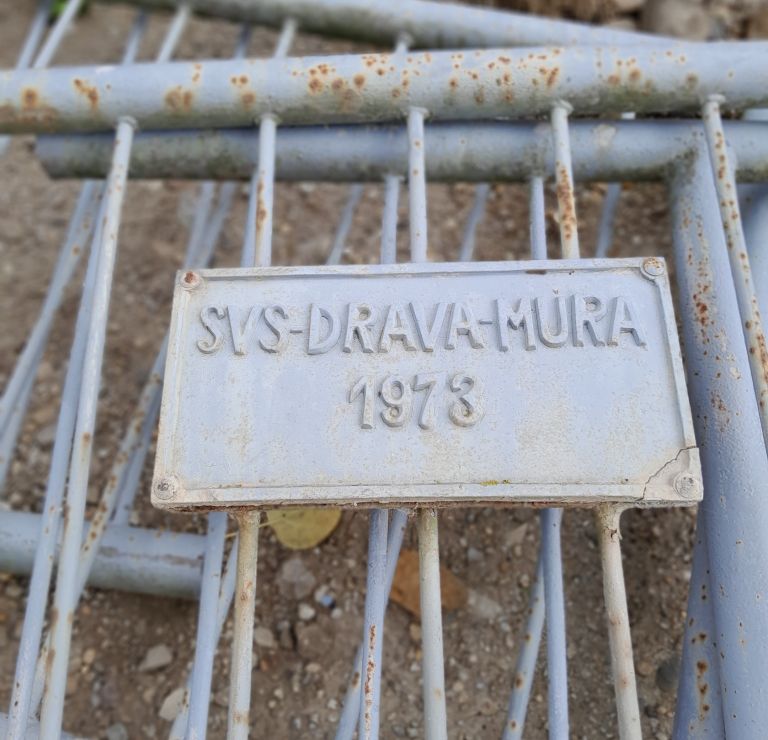 poškodovana-spominska-tabla, pristava, vaš-žulj