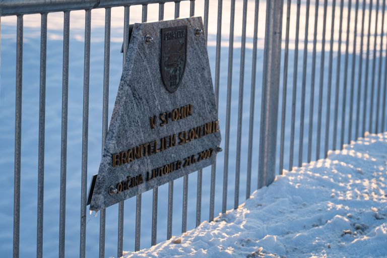 spominska-tabla, pristava