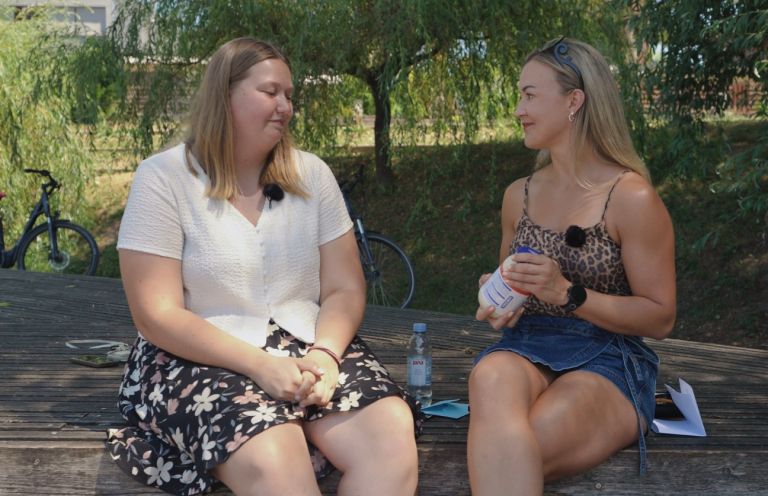 tina in anja jedilnik.jpg