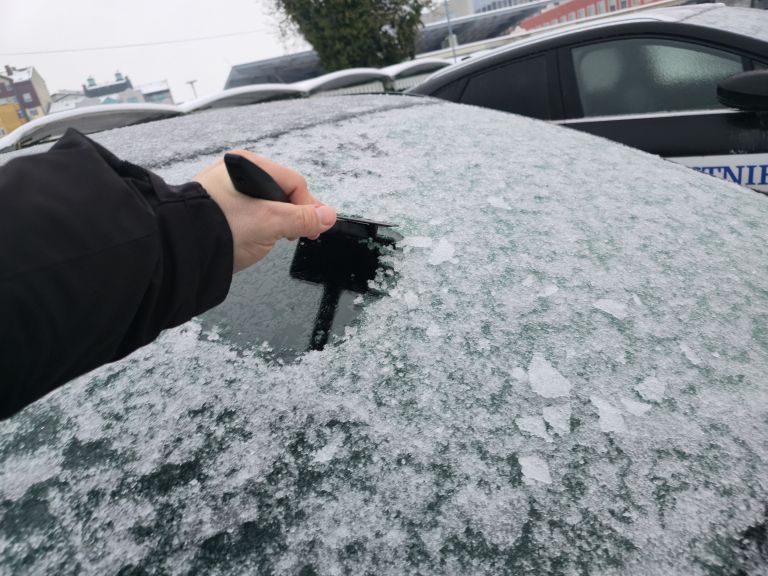 simbolična, kidanje-snega, led-na-avtu, žled, poledenel-avtomobil, zmrznjeno-vetrobransko-steklo