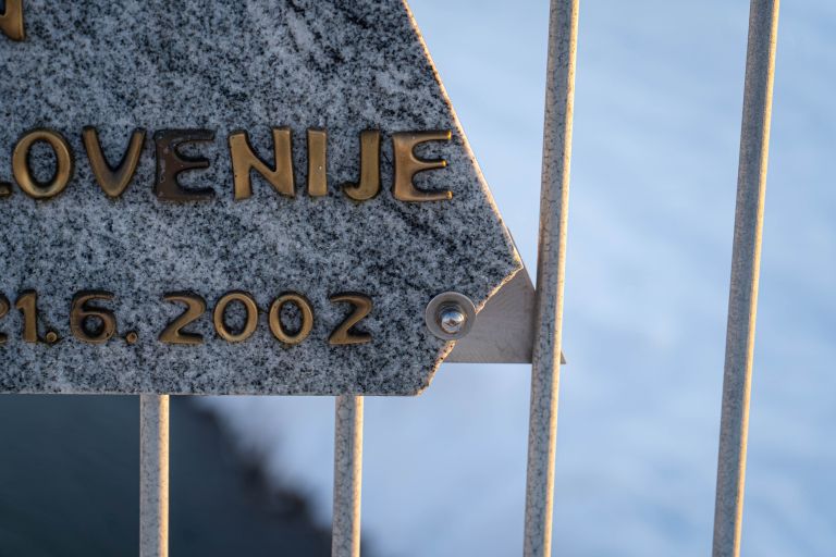 spominska-tabla, pristava