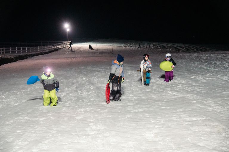 nočno-sankanje-ropoča, sankaški-pokal-občine-rogašovci, sanke, otroci, mladi, zima-zabava, sneg