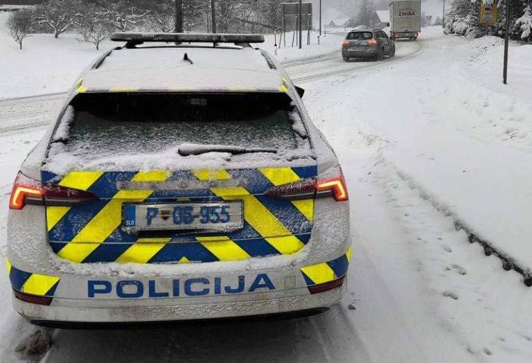 Slovenska policija policijski avto sneg