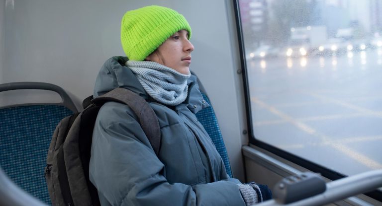 mozgani nova dekle na busu.jpg