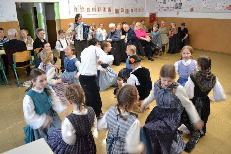 Folkloristi OŠ Veliki Gaber.JPG