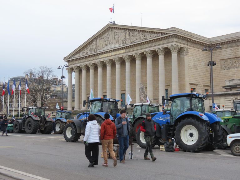 pariz traktorji protesti.jpg