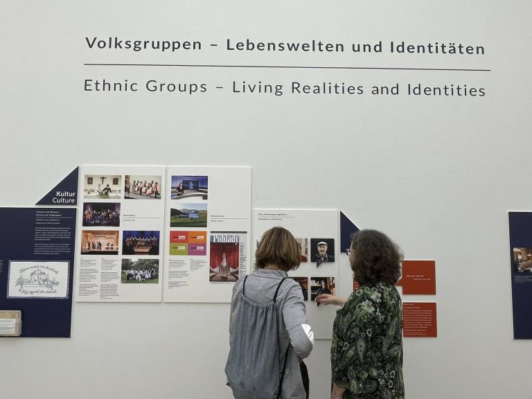 susanne-weitlaner, razstava, mi-smo-demokracija, avstrijski-parlament