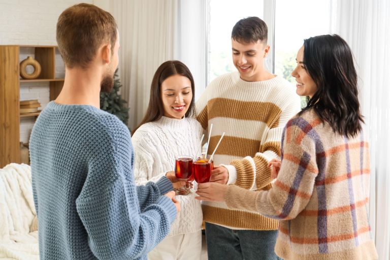 prijatelji nazdravljajo