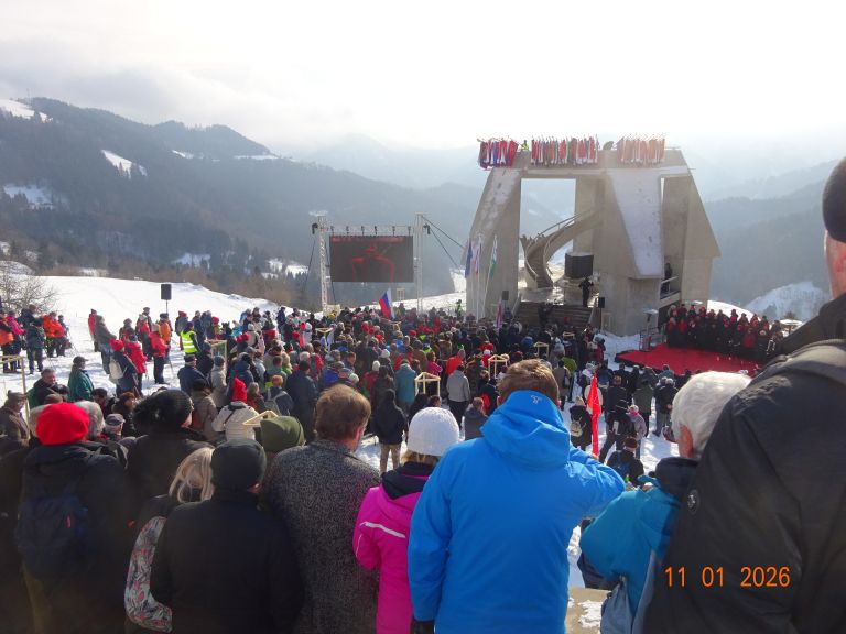 9_Pogled na udeležence slovesnosti pri spomeniku Dražgoše.JPG