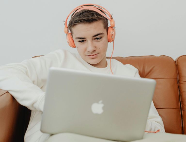 mladostnik s slušalkami