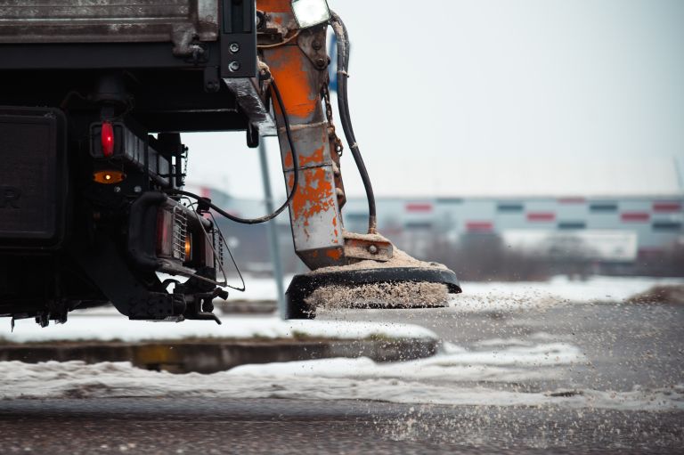 simbolična, zimska-služba, soljenje-cest, posipavanje, posipina, promet, komunala-murska-sobota