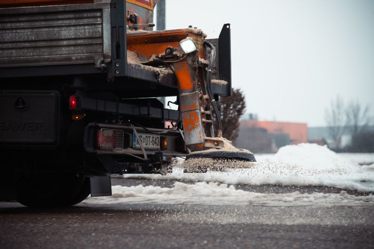 simbolična, zimska-služba, soljenje-cest, posipavanje, posipina, promet, komunala-murska-sobota