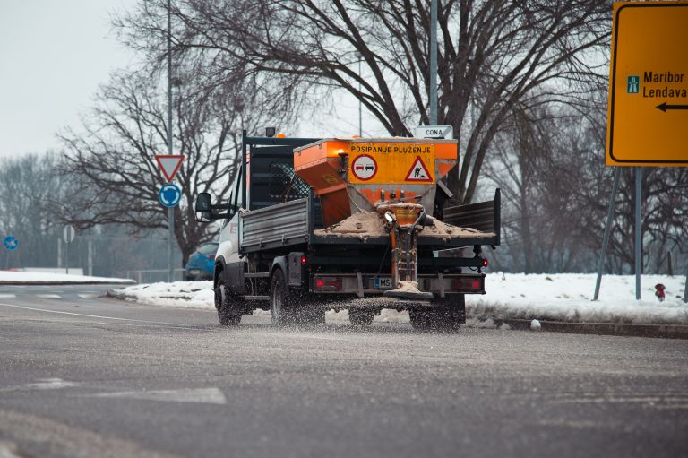 simbolična, zimska-služba, soljenje-cest, posipavanje, posipina, promet, komunala-murska-sobota