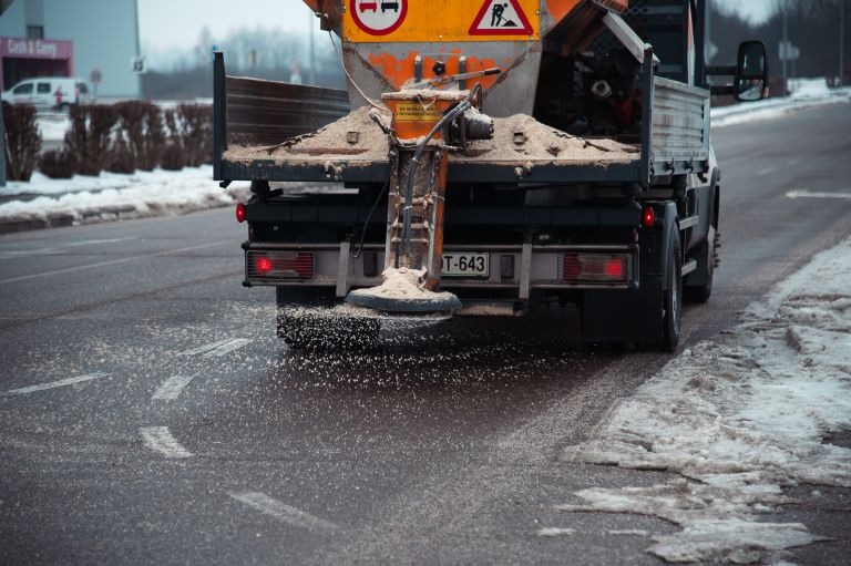 simbolična, zimska-služba, soljenje-cest, posipavanje, posipina, promet, komunala-murska-sobota