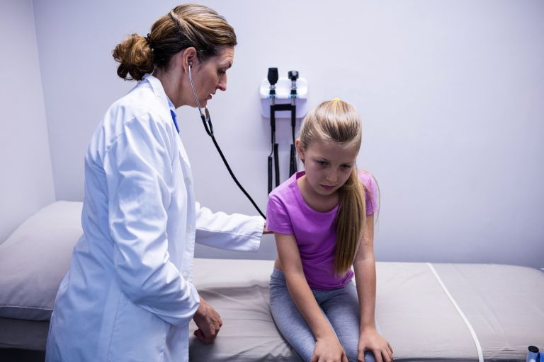 otrok pri zdravniku.jpg