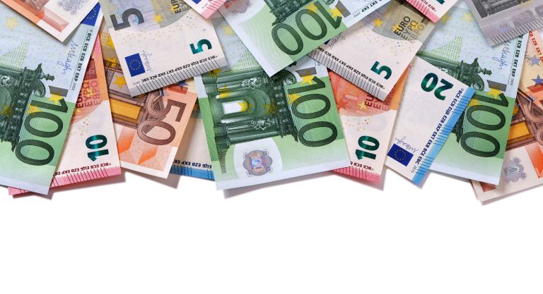 mv-denar-lahko nad ali pod tabeloali grafom.jpg