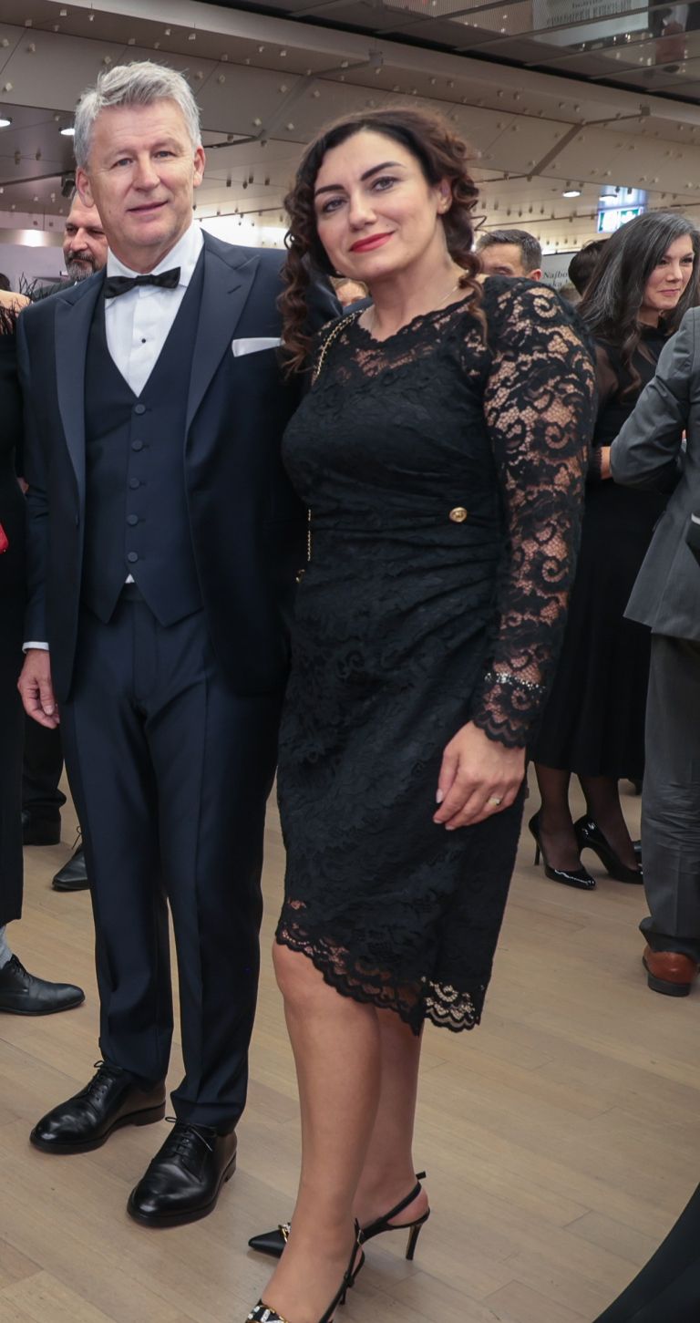 IMG_22Manager leta 2025 Enver Šišić, generalni direktor Perutnine Ptuj, v družbi žene Elvire.61.JPG