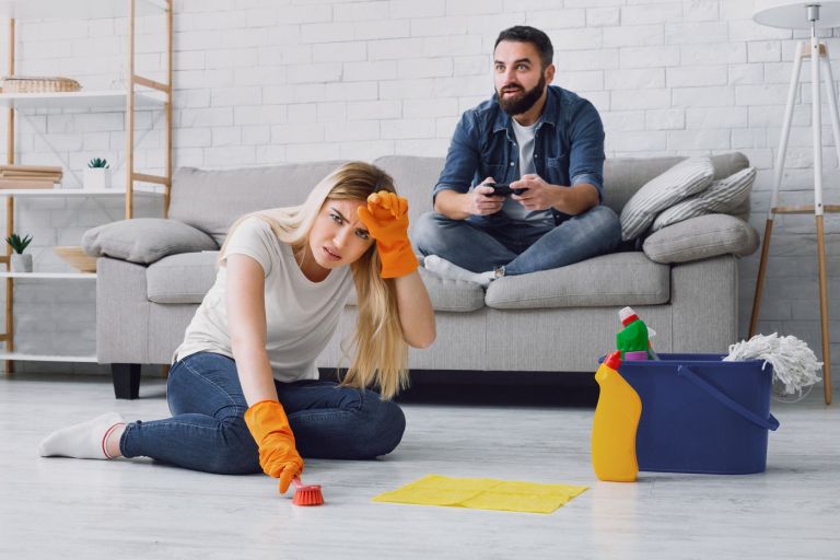 ženska pomiva moški počiva