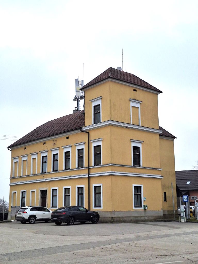 Stara šola Kapele.jpg