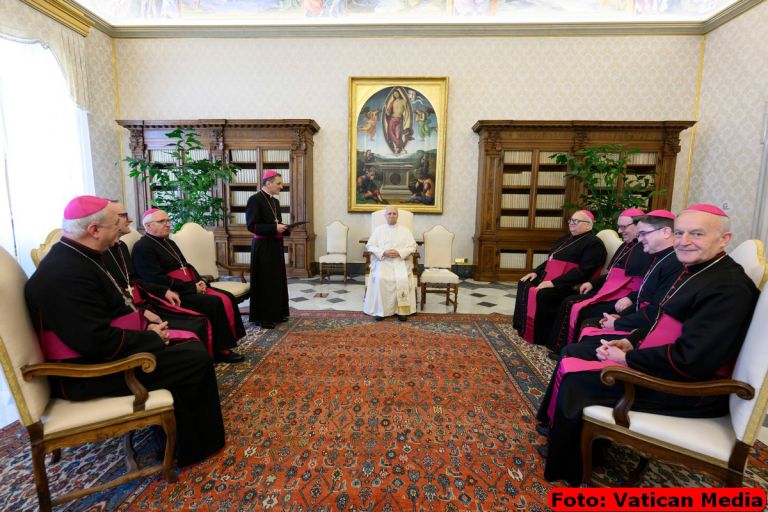 UV2 skofje papez leon-vatican media.jpg