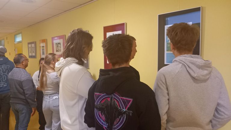 grafike, razstava, rumena-stena