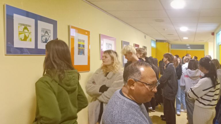 grafike, razstava, rumena-stena