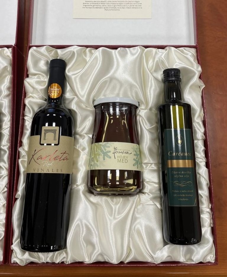 darilo papezu-SSK.jpg